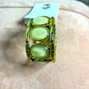 Beautiful Bracelet with pearl and gold look Brand New